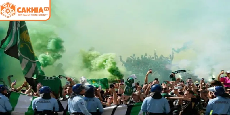 CĐV rực lửa trên khán đài trong trận derby Lisbon